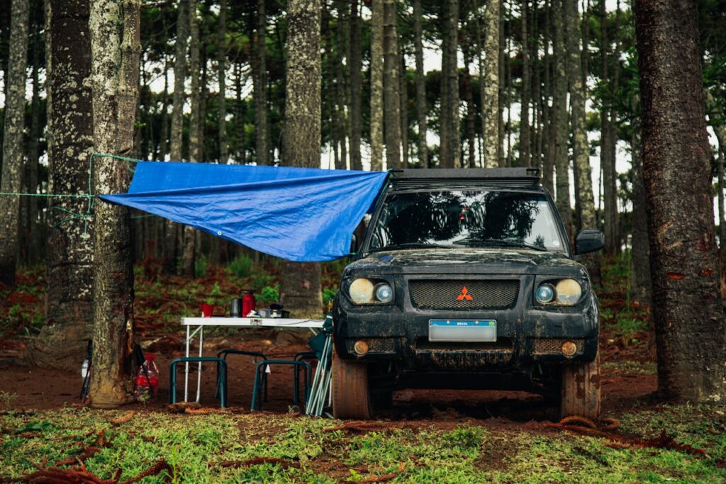 Voiture légère avec un camping-car 