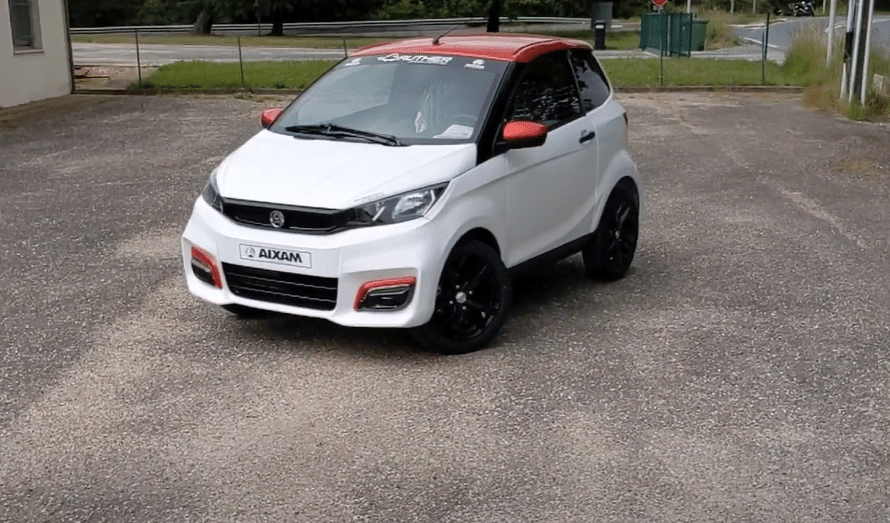 Personnalisez votre voiture sans permis avec un autocollant unique !